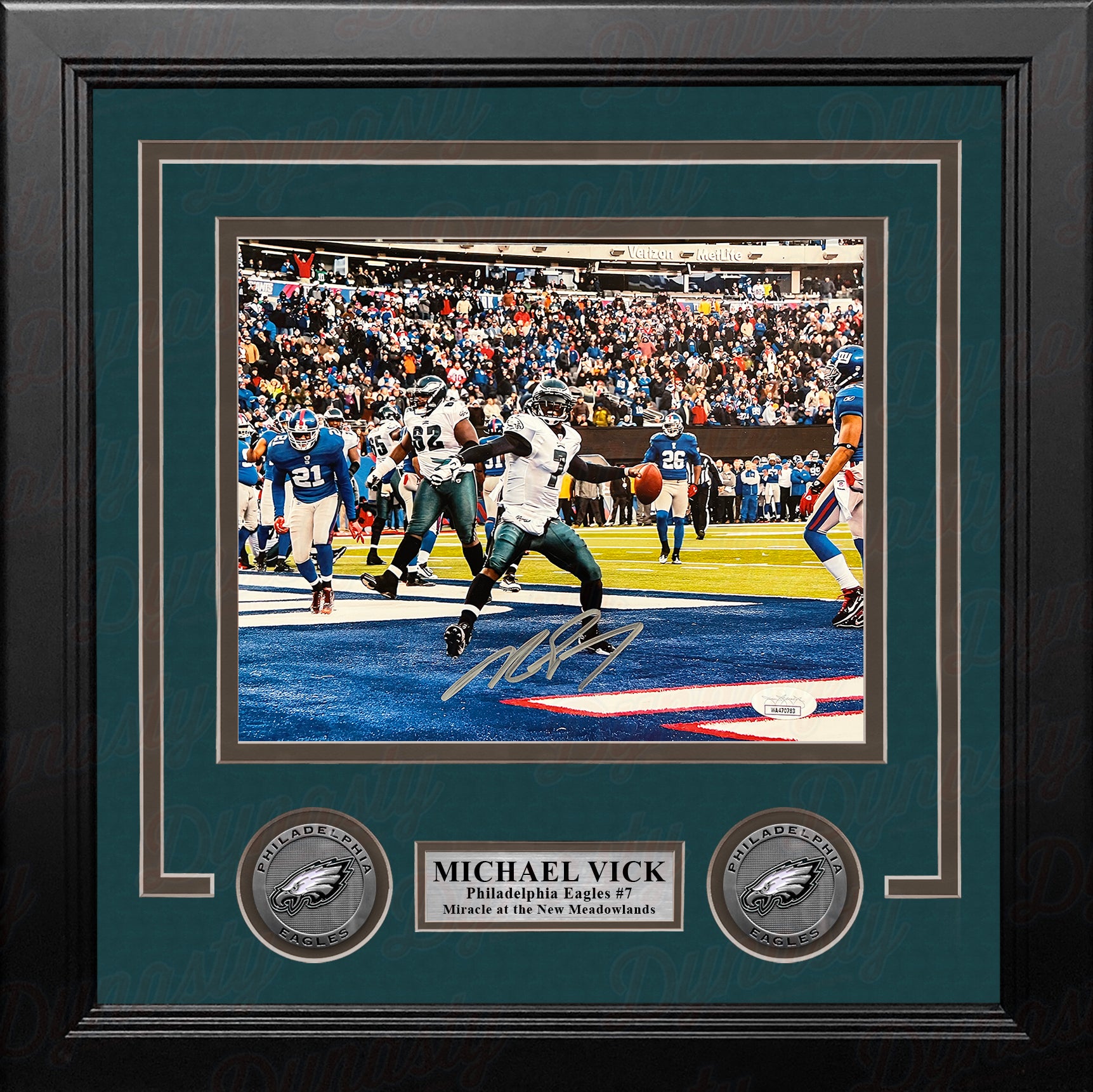 Michael Vick in Kelly Green Philadelphia Eagles Autographed Framed Blackout  Football Photo - Dynasty Sports & Framing